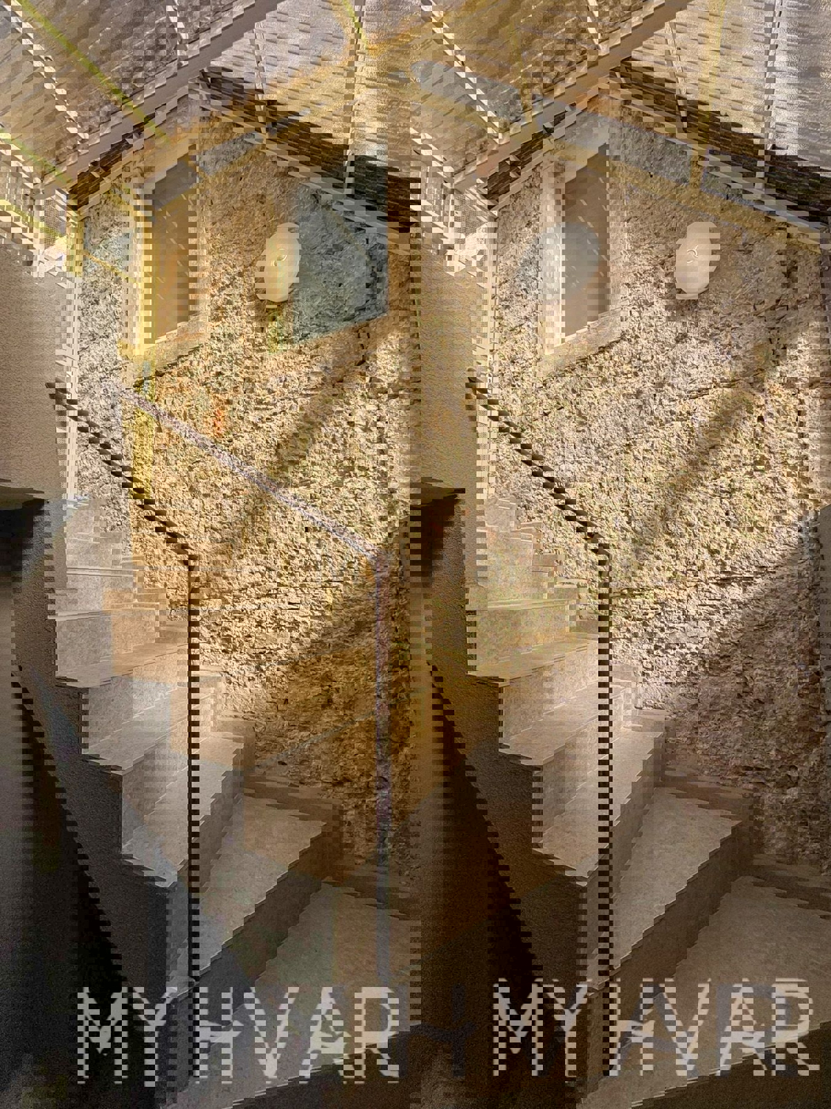 Kamnita hiša z garažo