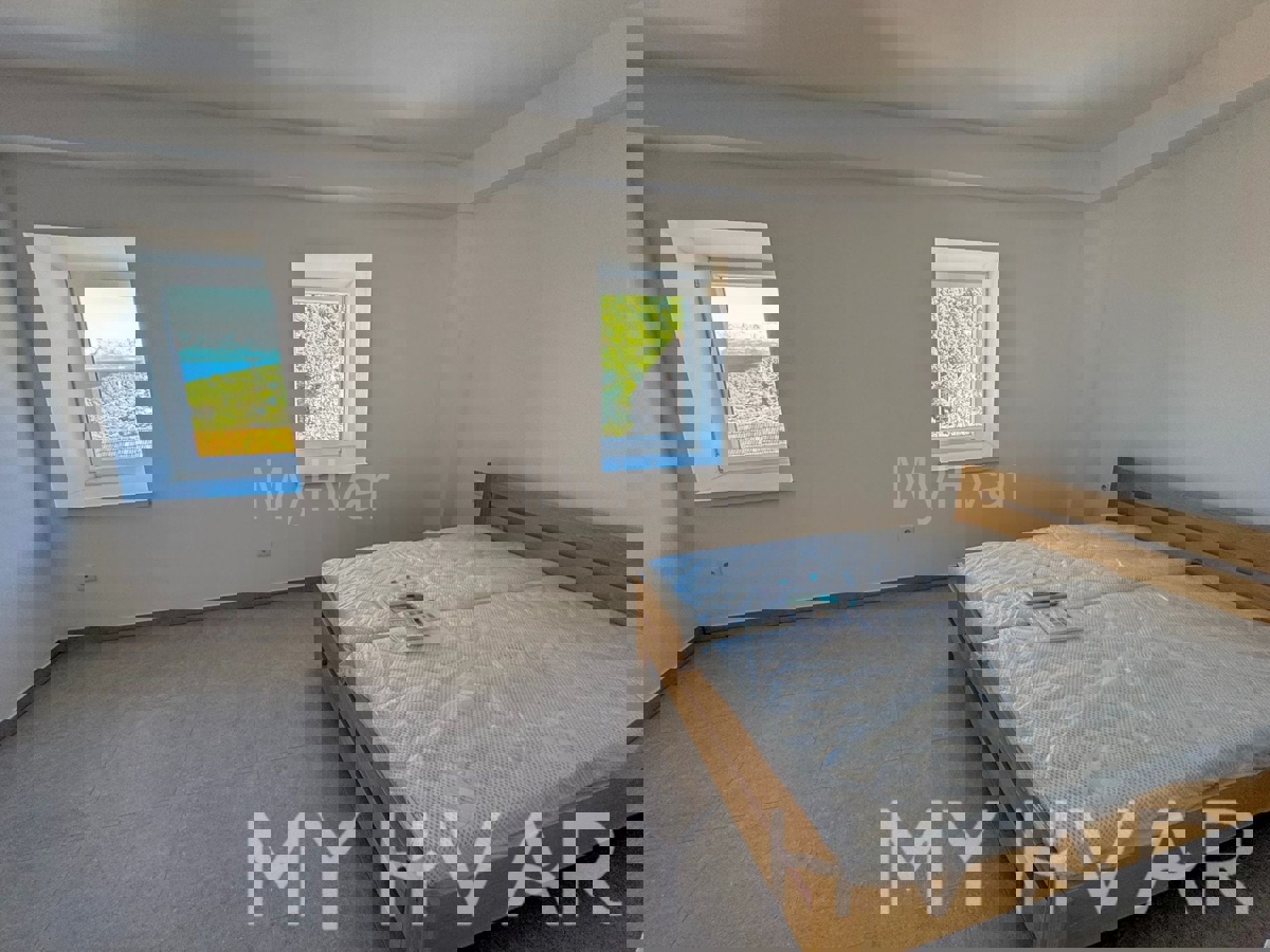 Kamnita hiša z garažo