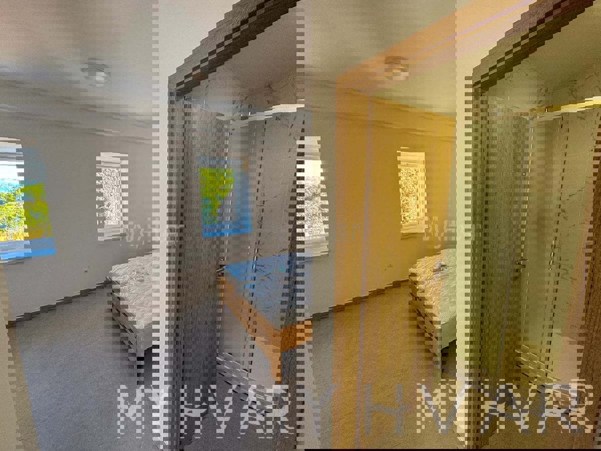 Kamnita hiša z garažo