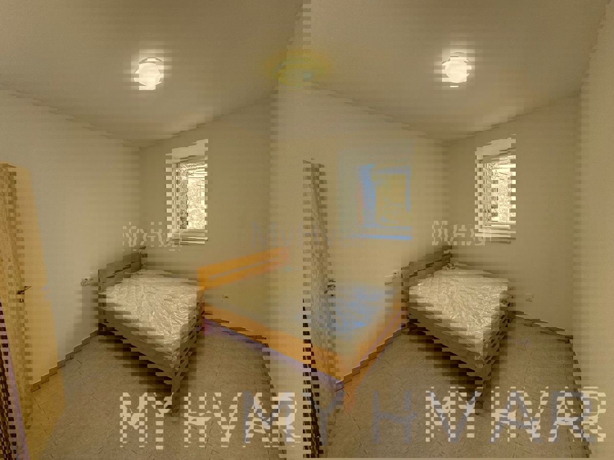 Kamnita hiša z garažo