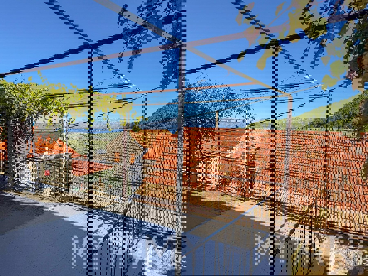 Kamnita hiša z garažo