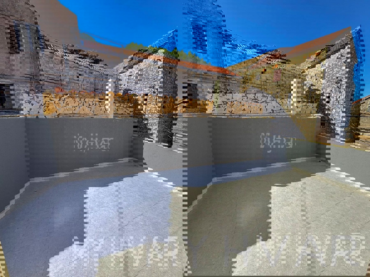 Kamnita hiša z garažo