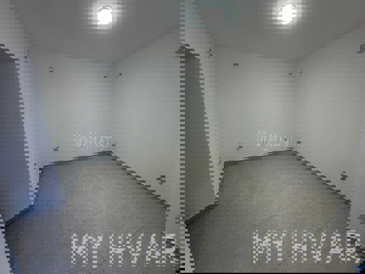 Kamnita hiša z garažo