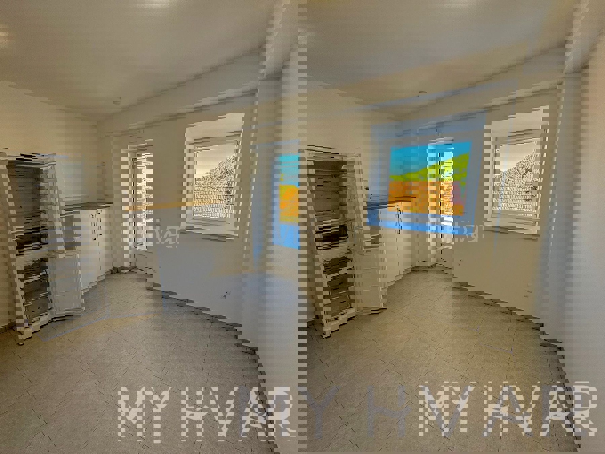 Kamnita hiša z garažo