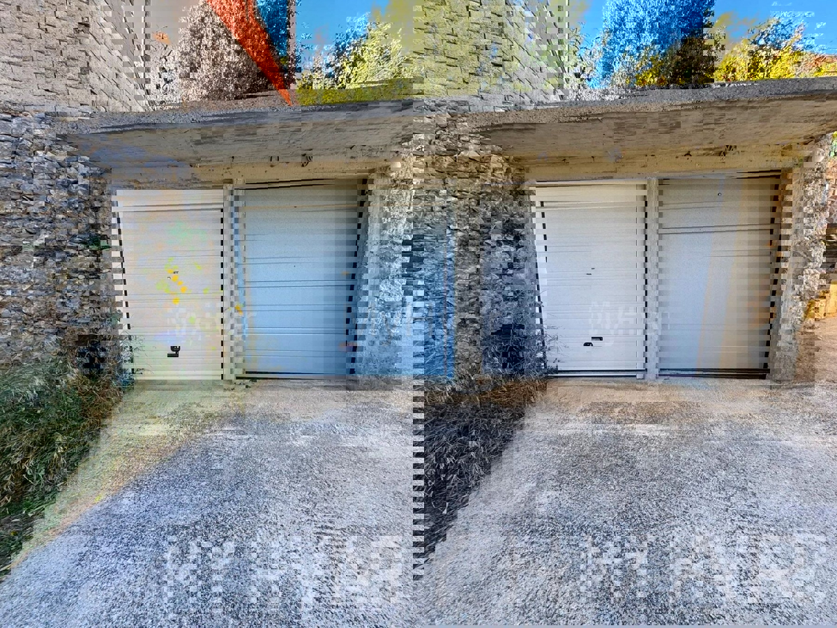 Kamnita hiša z garažo