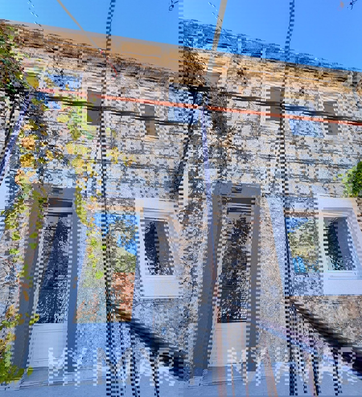 Kamnita hiša z garažo