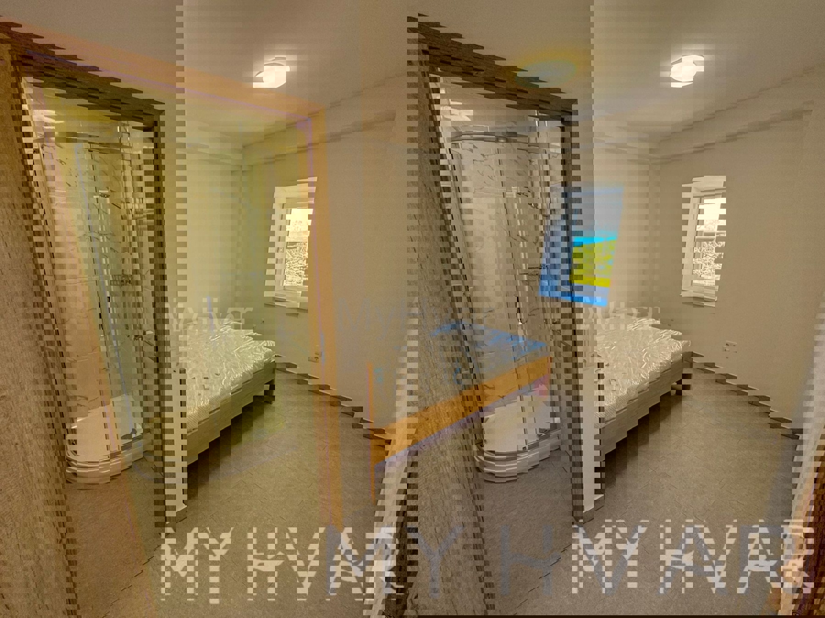 Kamnita hiša z garažo