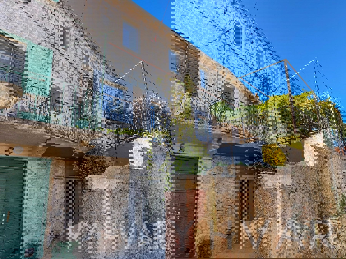 Kamnita hiša z garažo