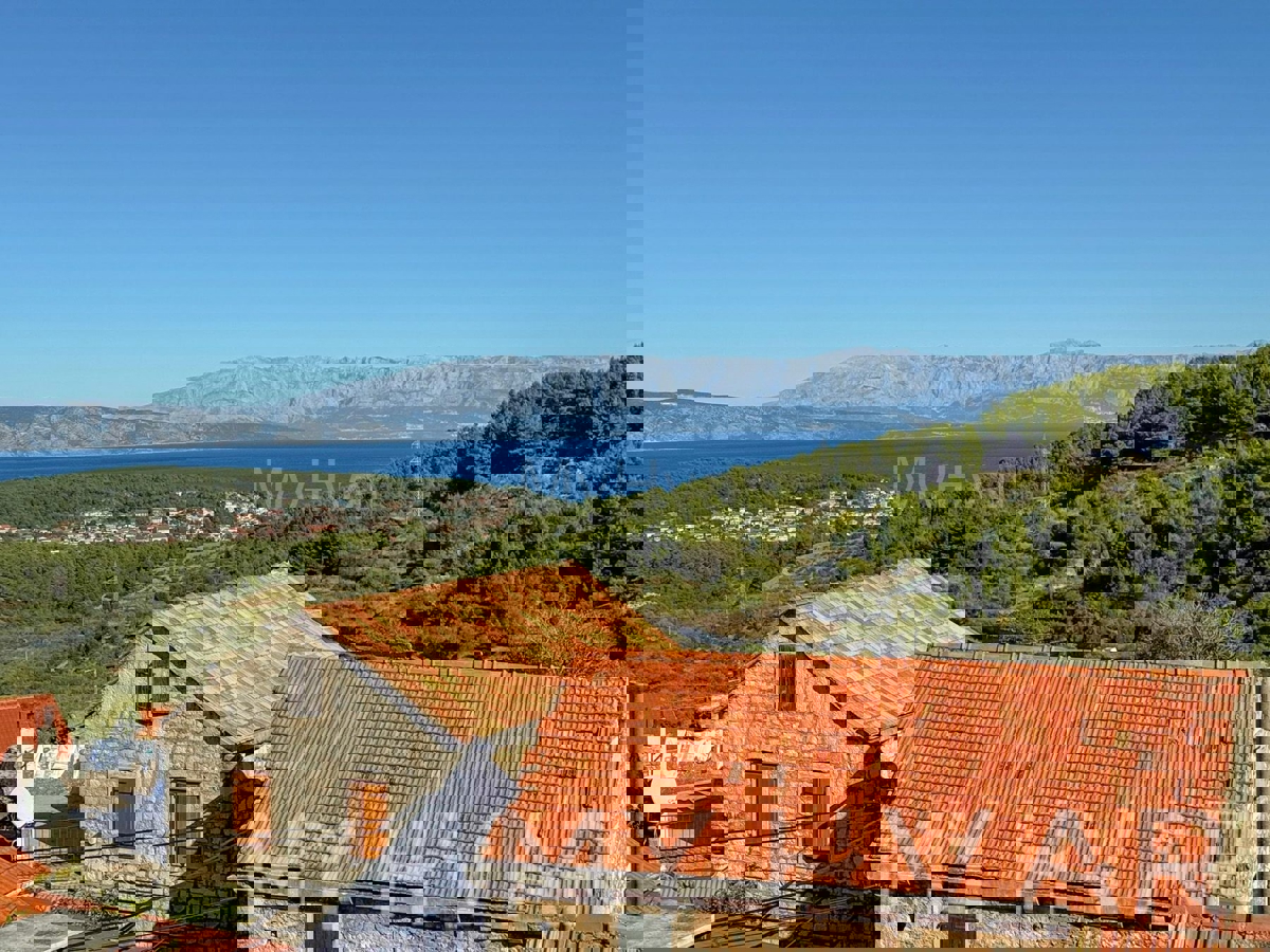 Kamnita hiša z garažo