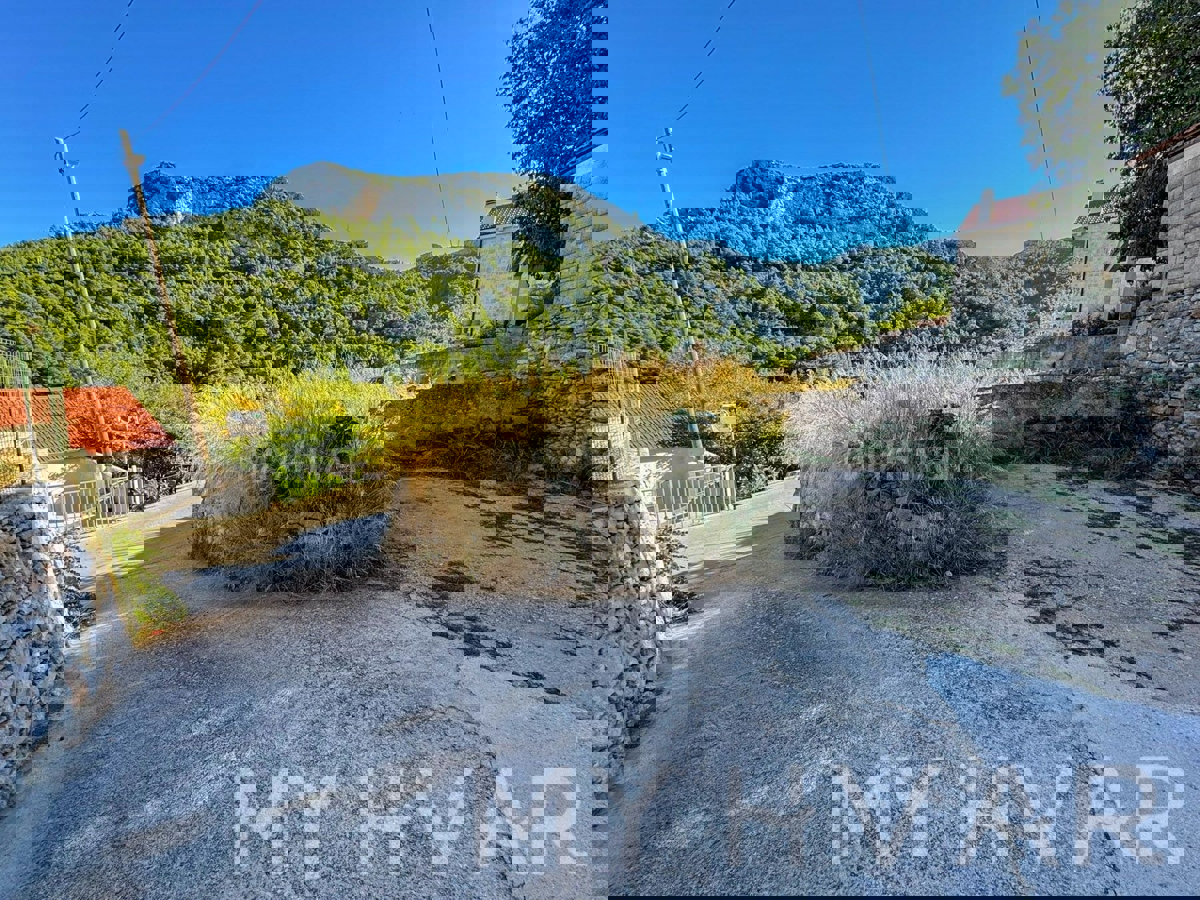 Kamnita hiša z garažo