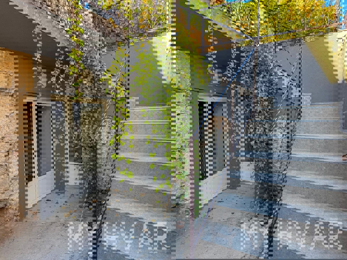 Kamnita hiša z garažo