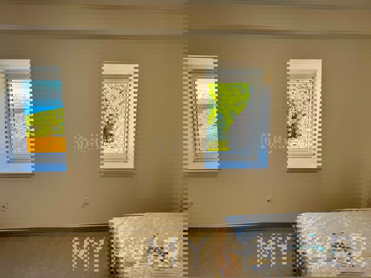 Kamnita hiša z garažo