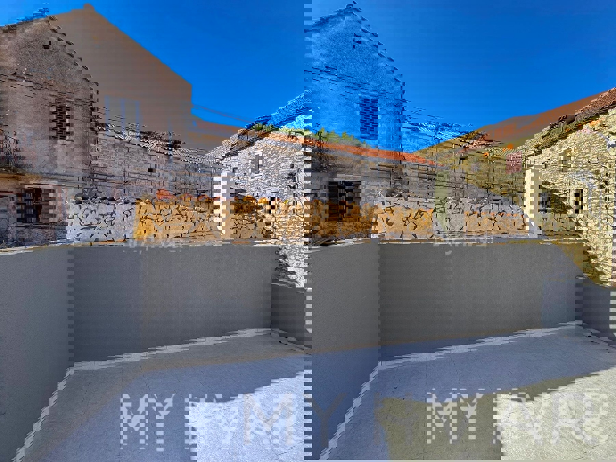 Kamnita hiša z garažo