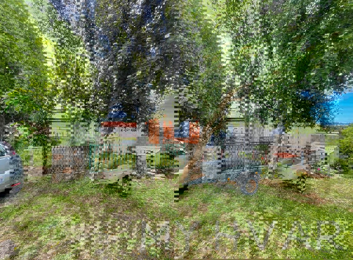 Dvojček hiše, kmetija in oljčni nasad ob morju na Hvaru