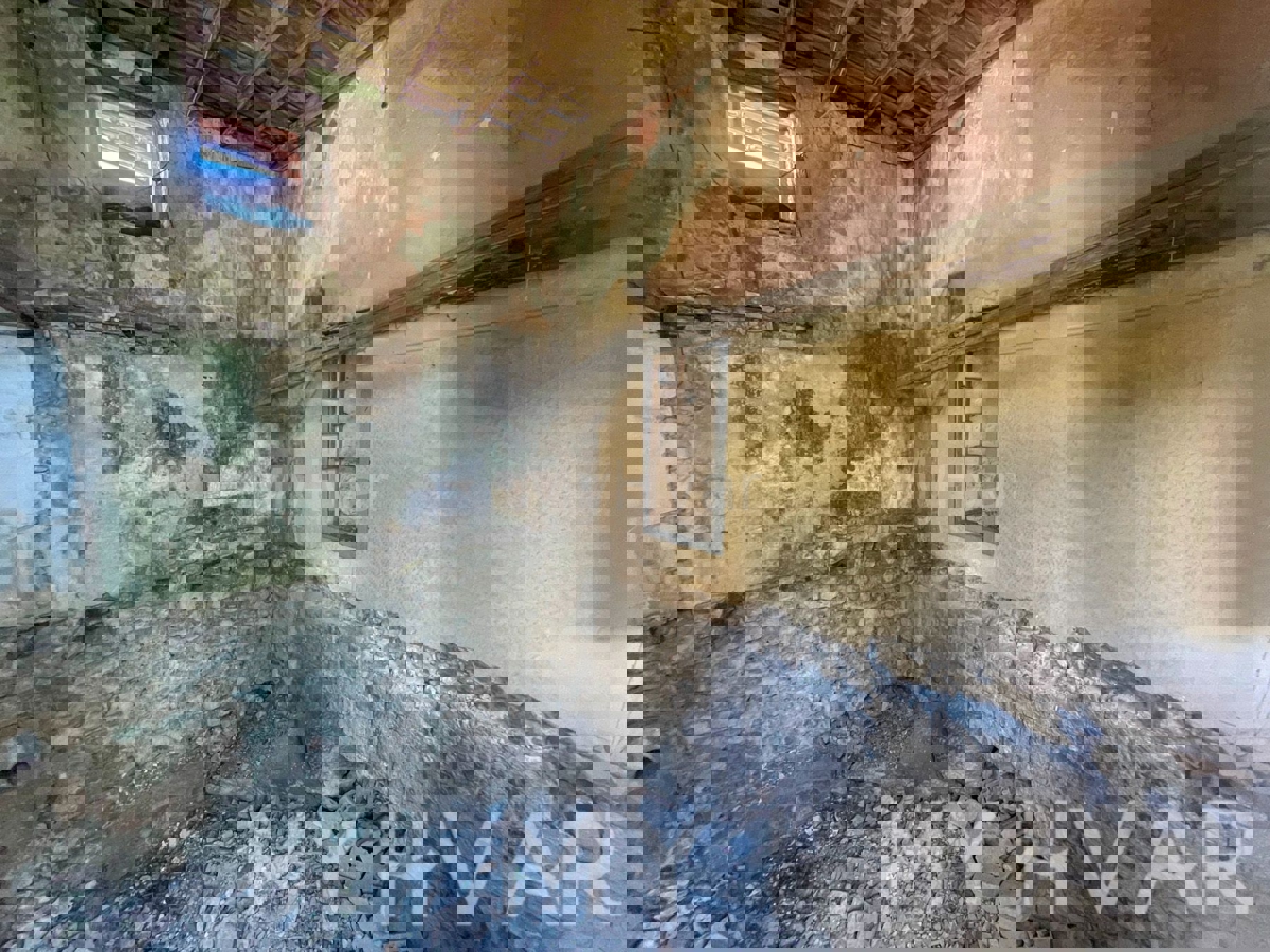 Kamnita hiša v Svirčah