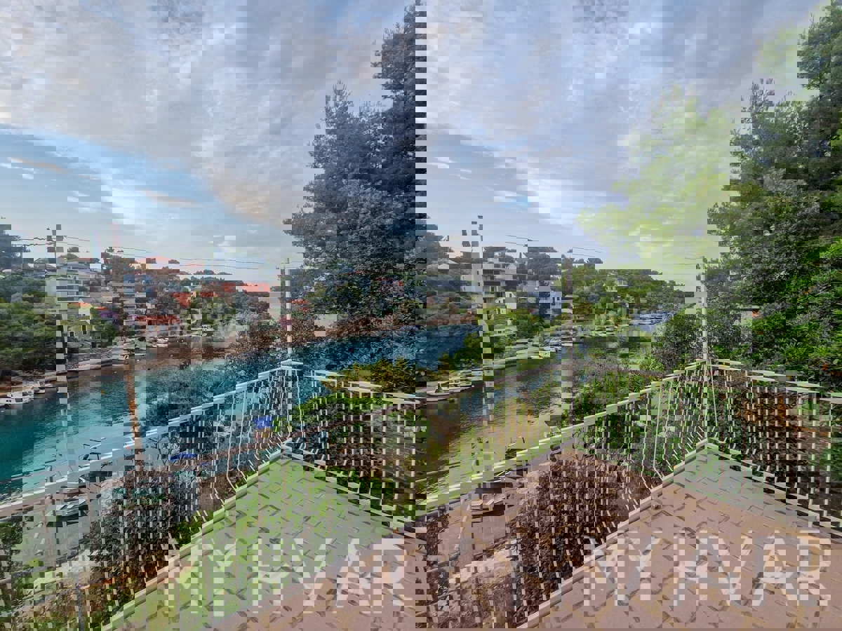 Apartma v hiši v prvi vrsti do morja