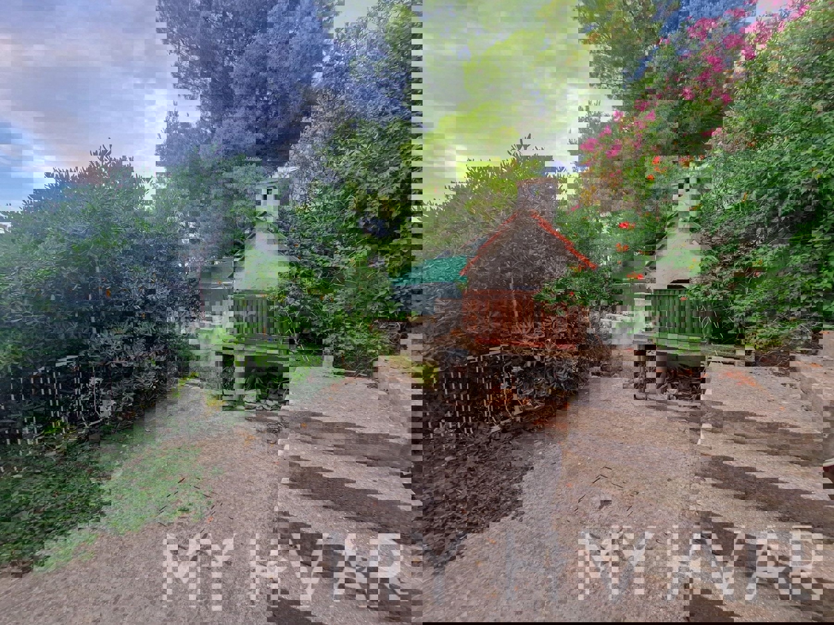 Apartma v hiši v prvi vrsti do morja