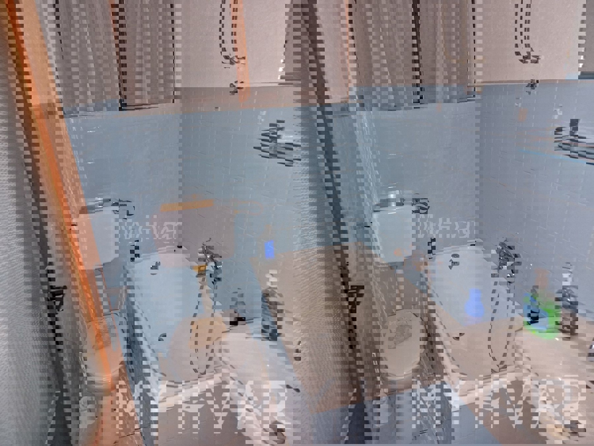 Apartma v hiši v prvi vrsti do morja