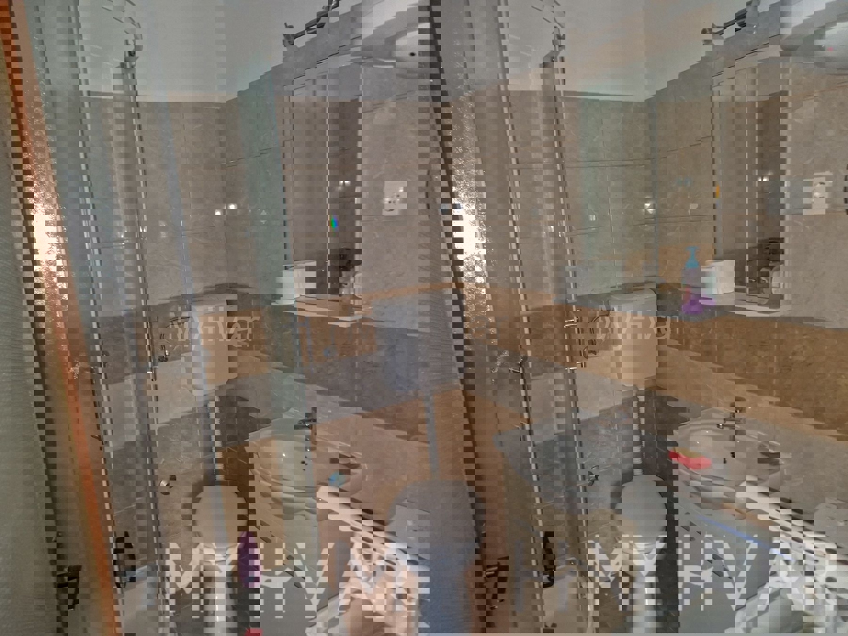 Apartma v hiši v prvi vrsti do morja