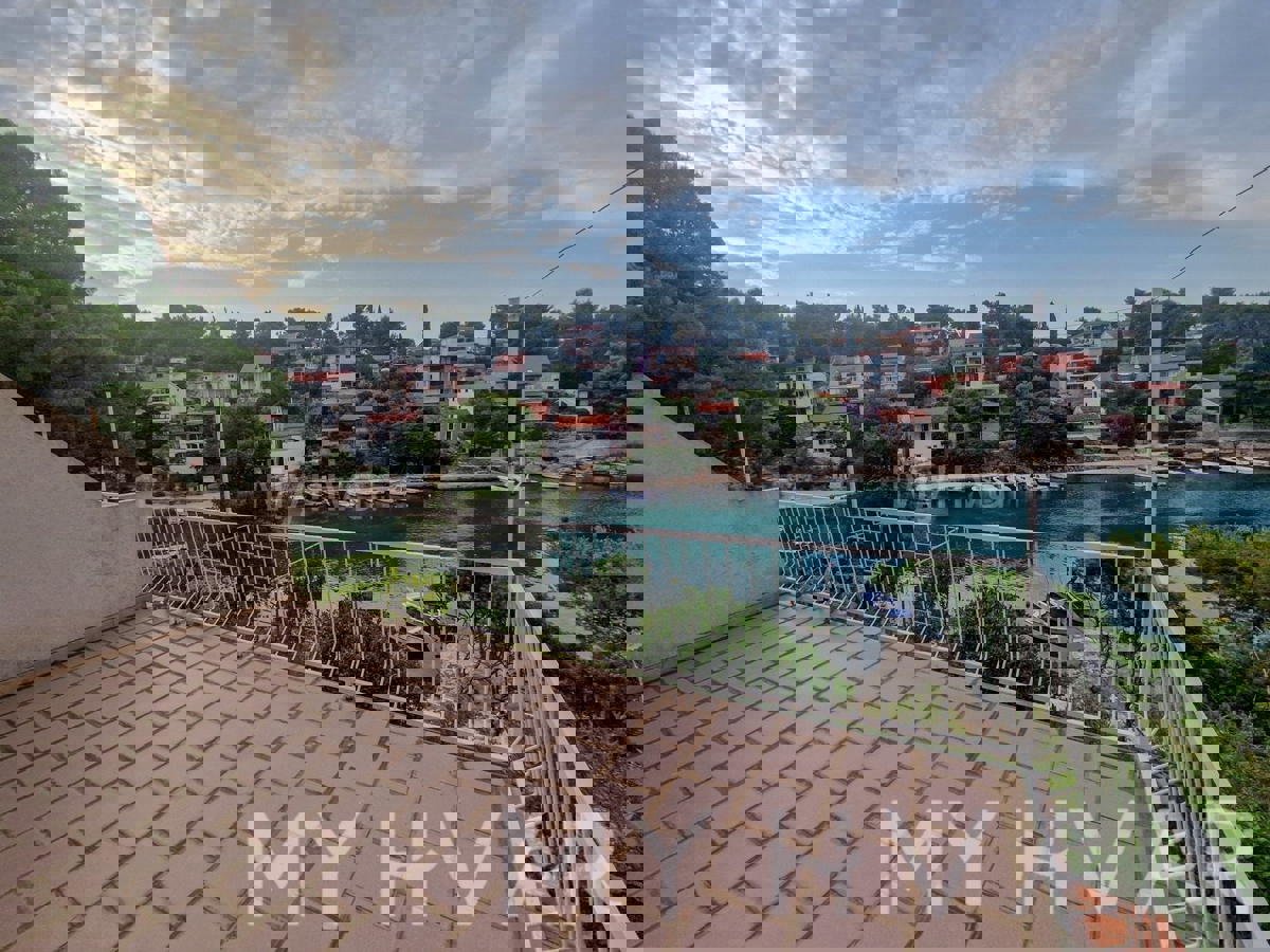 Apartma v hiši v prvi vrsti do morja