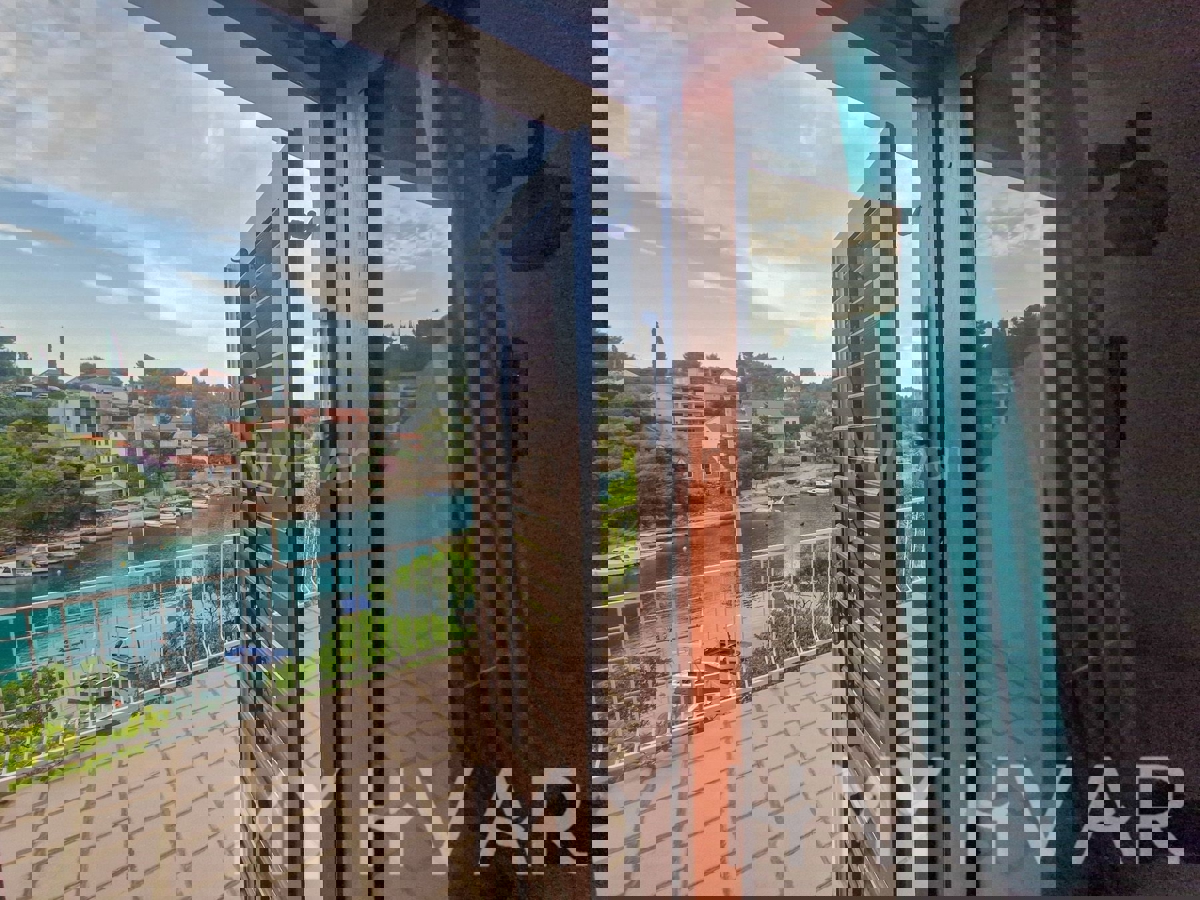 Apartma v hiši v prvi vrsti do morja