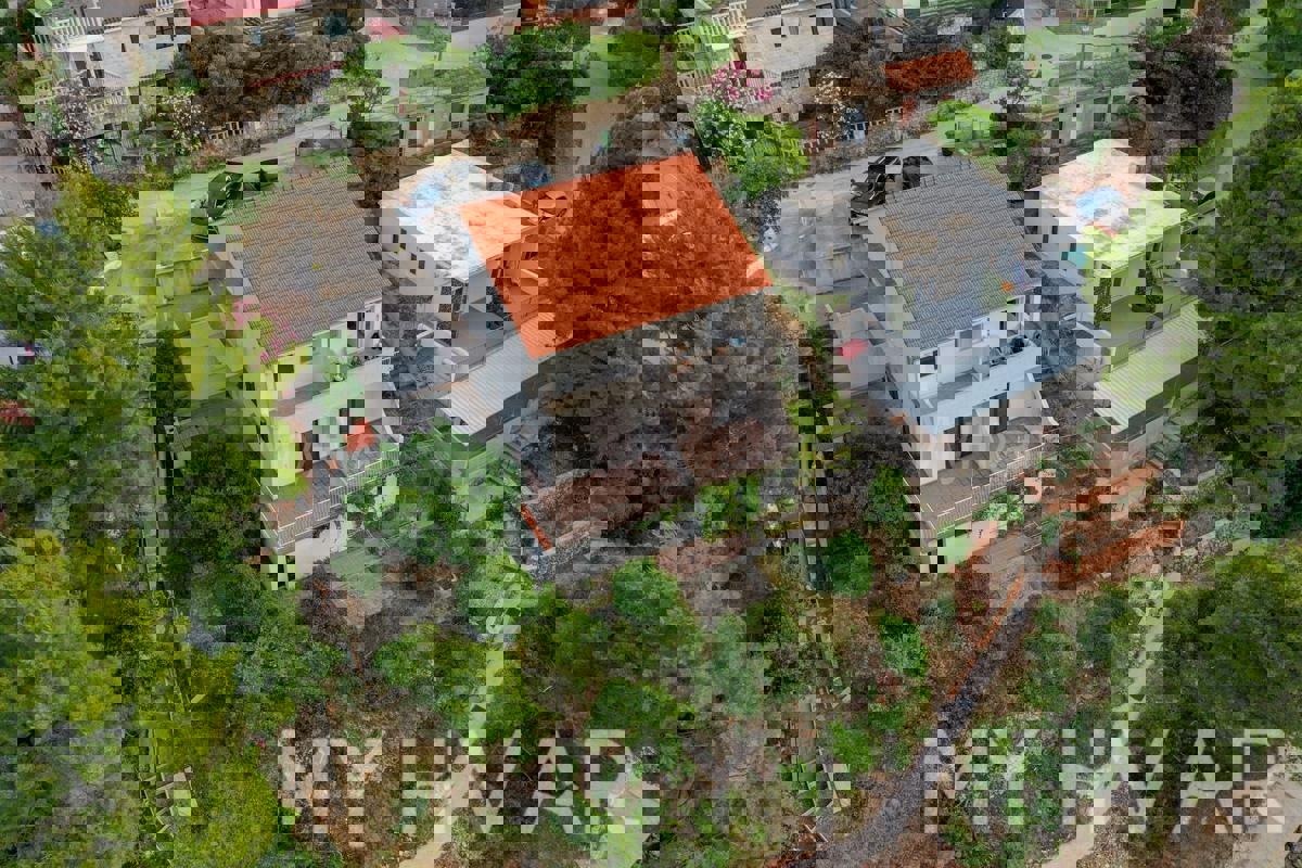 Apartma v hiši v prvi vrsti do morja