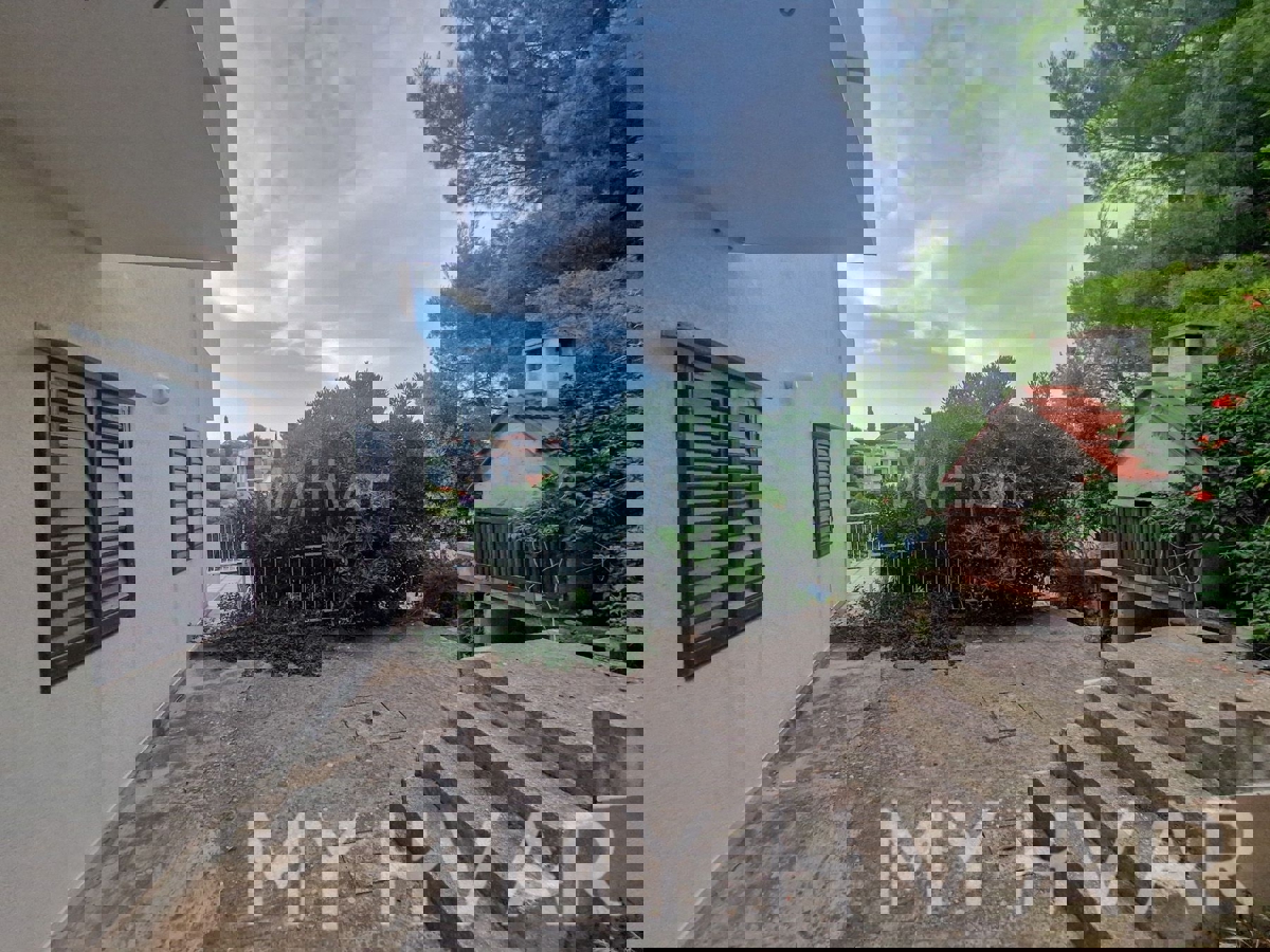 Apartma v hiši v prvi vrsti do morja