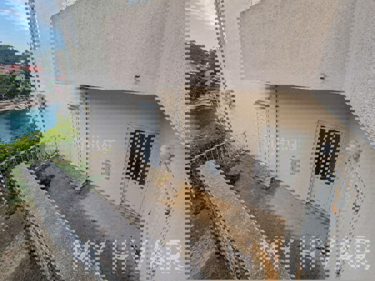 Apartma v hiši v prvi vrsti do morja