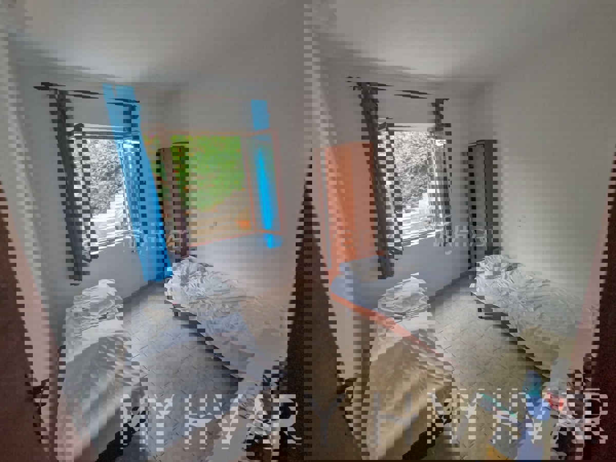 Apartma v hiši v prvi vrsti do morja