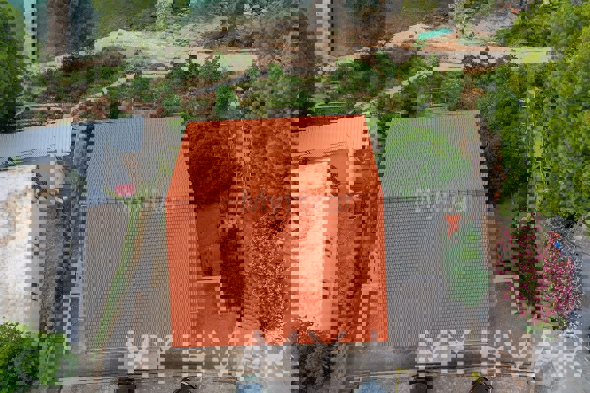 Apartma v hiši v prvi vrsti do morja