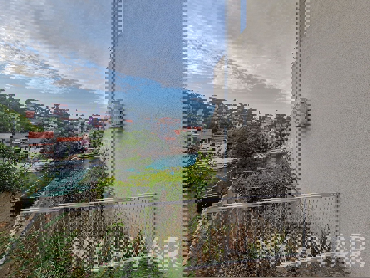 Apartma v hiši v prvi vrsti do morja