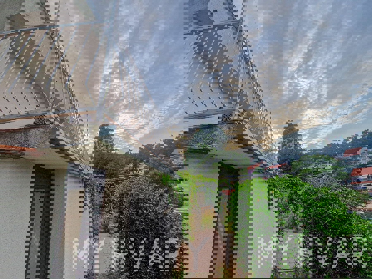 Apartma v hiši v prvi vrsti do morja