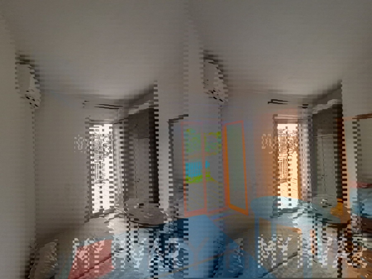 Apartma v hiši v prvi vrsti do morja