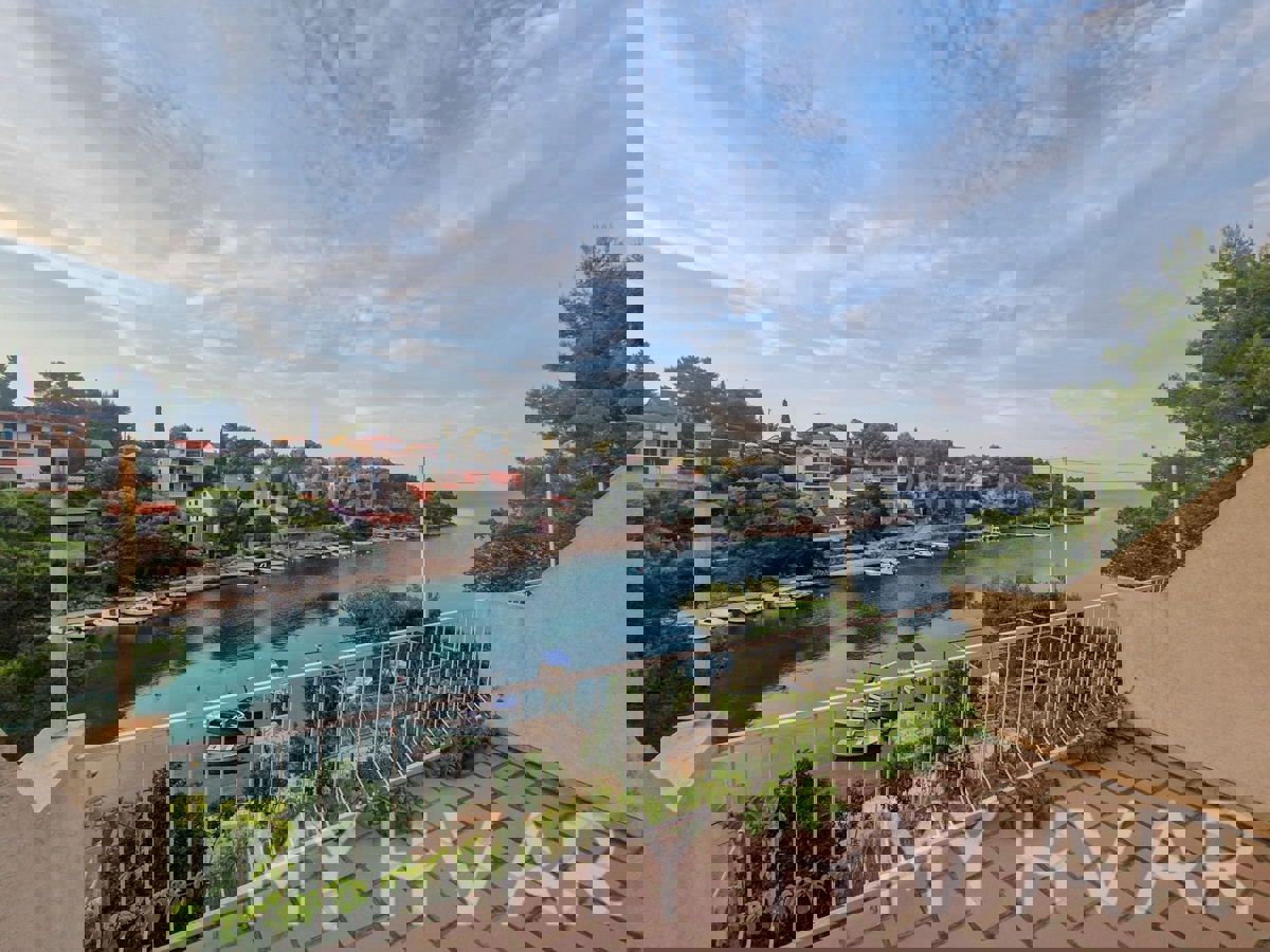 Apartma v hiši v prvi vrsti do morja