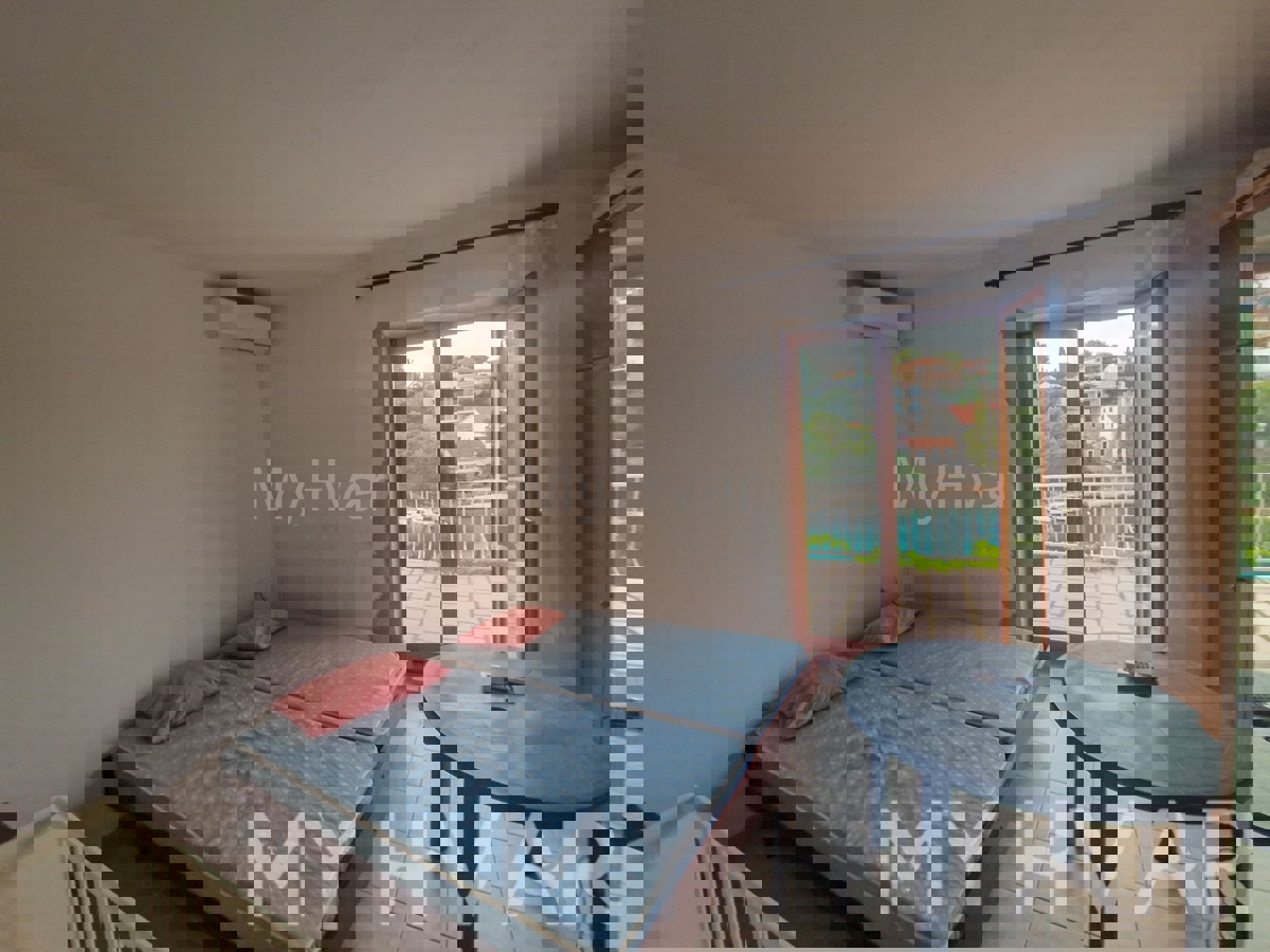 Apartma v hiši v prvi vrsti do morja