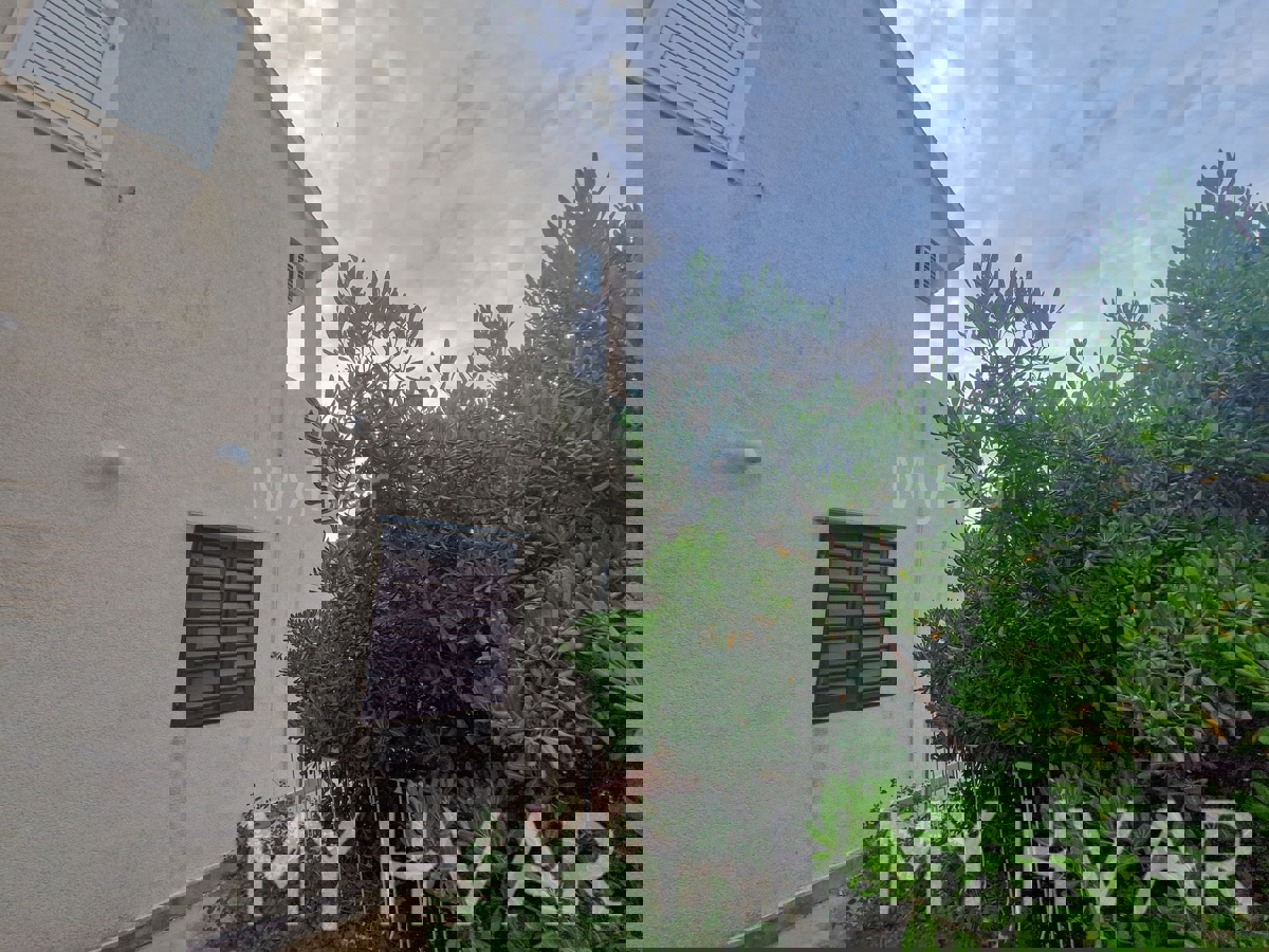 Apartma v hiši v prvi vrsti do morja