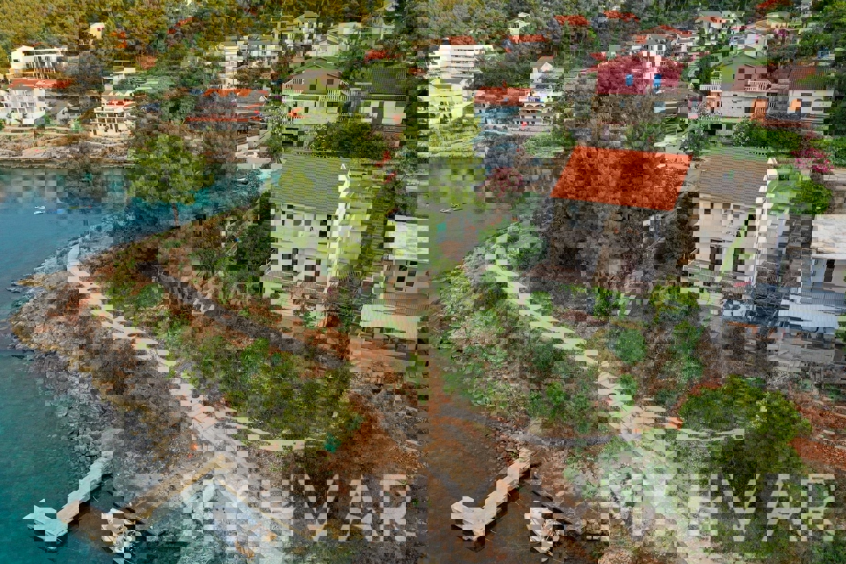 Apartma v hiši v prvi vrsti do morja