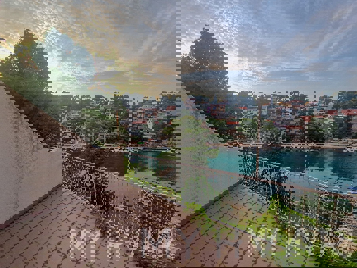 Apartma v hiši v prvi vrsti do morja