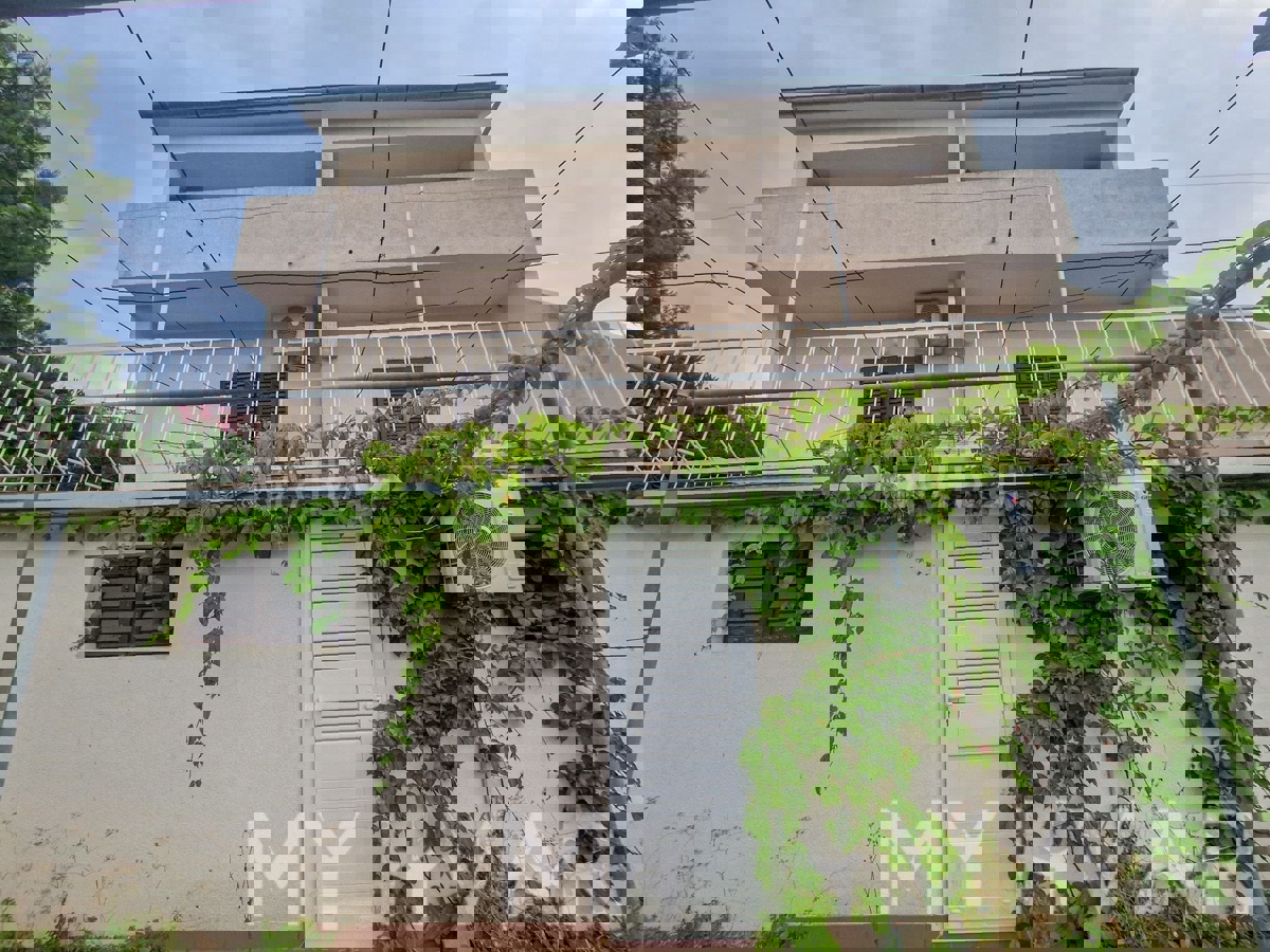 Apartma v hiši v prvi vrsti do morja