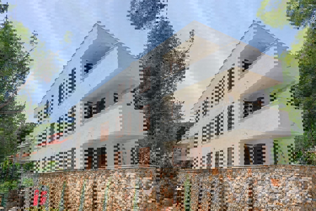 Stanovanjski blok v Vitarnji