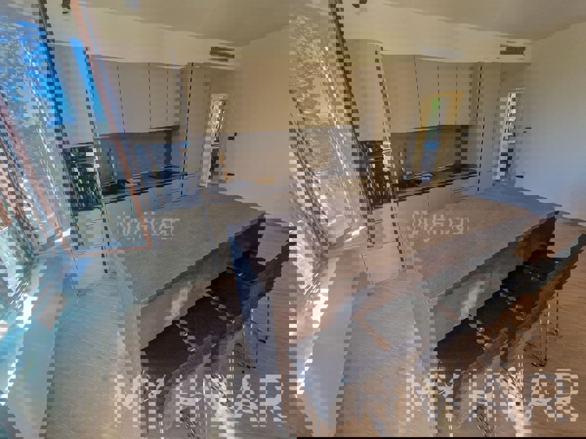 Stanovanjski blok v Vitarnji