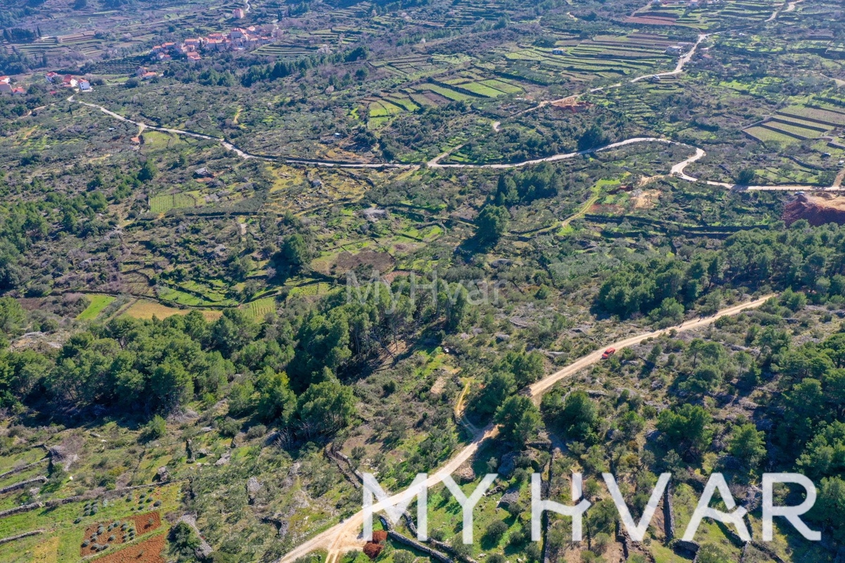 Zazidljivo zemljišče v Vrisniku s pogledom na morje