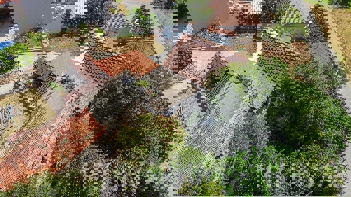 Kamnita hiša s strešno teraso v Svirčah