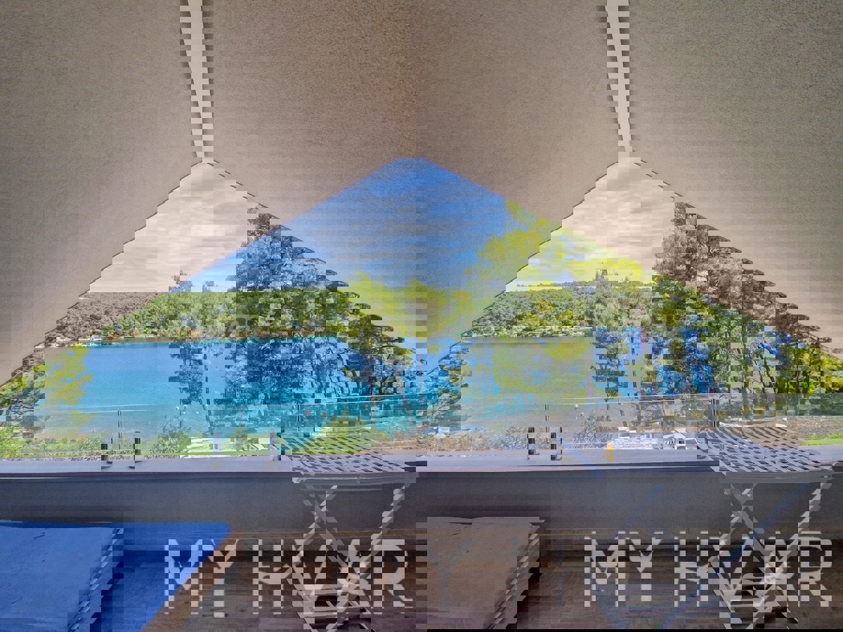 Edinstvena hiša v prvi vrsti do morja v Jelsi/Vrboski