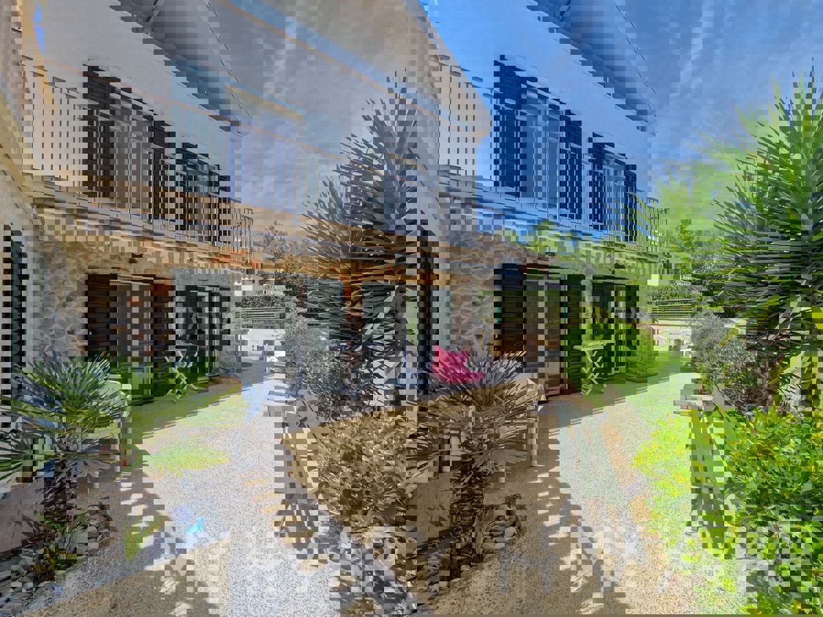 Edinstvena hiša v prvi vrsti do morja v Jelsi/Vrboski