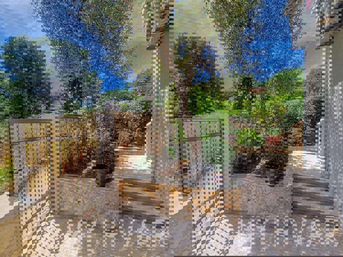 Edinstvena hiša v prvi vrsti do morja v Jelsi/Vrboski