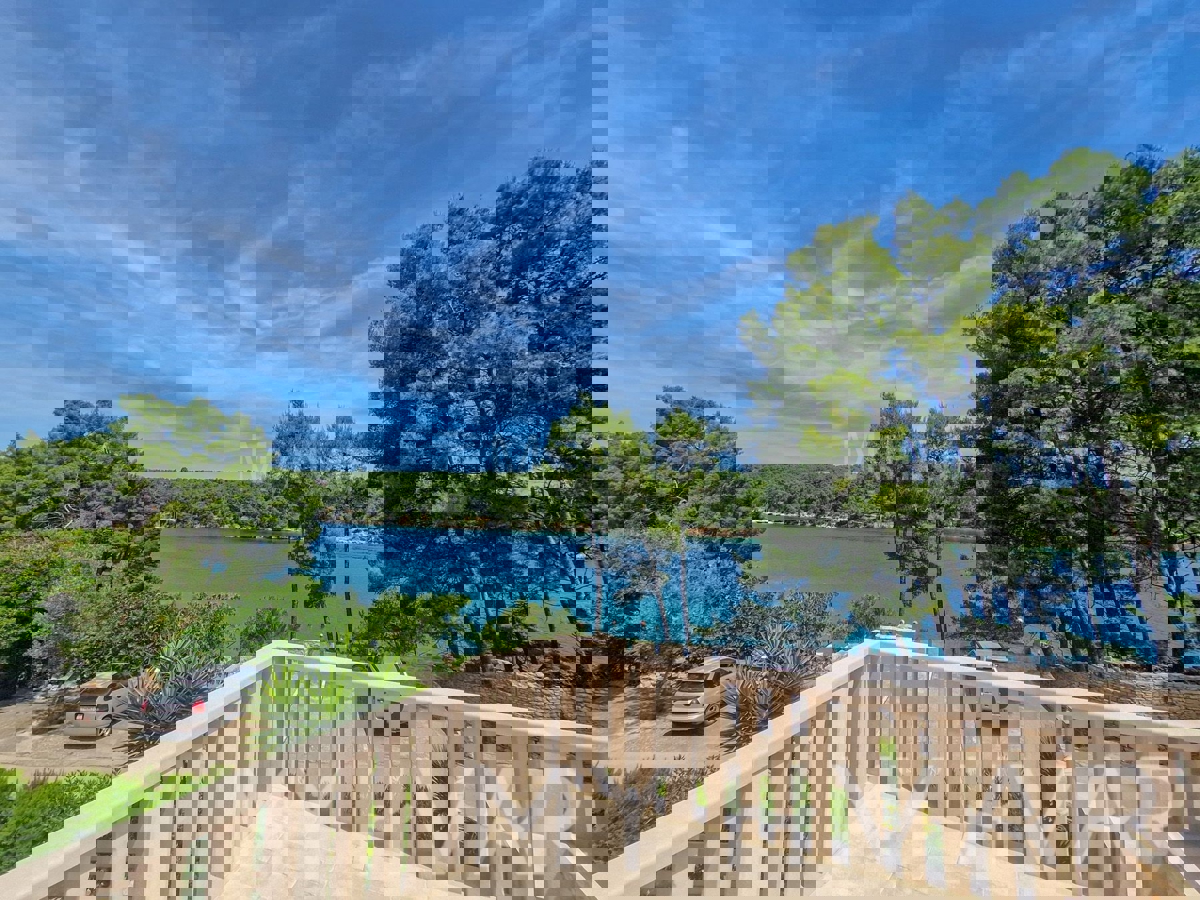 Edinstvena hiša v prvi vrsti do morja v Jelsi/Vrboski