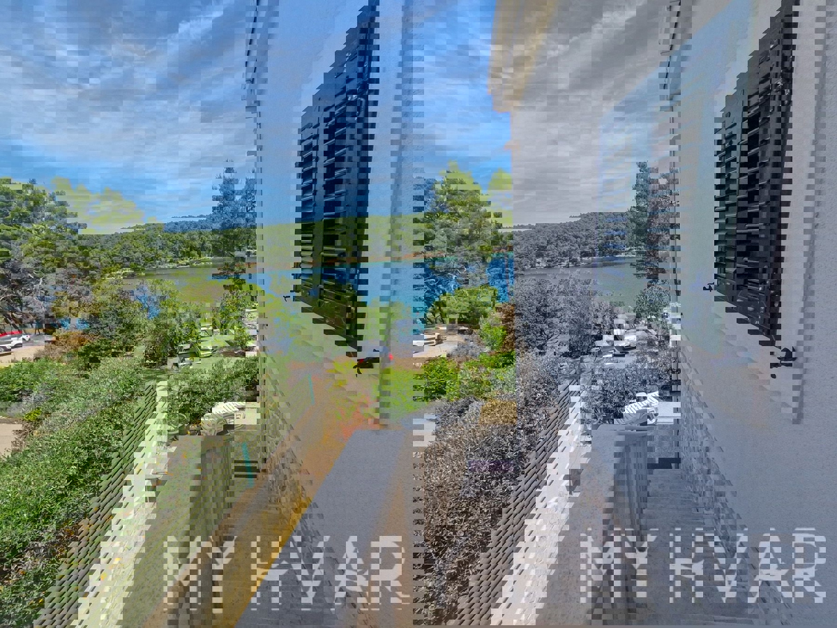 Edinstvena hiša v prvi vrsti do morja v Jelsi/Vrboski