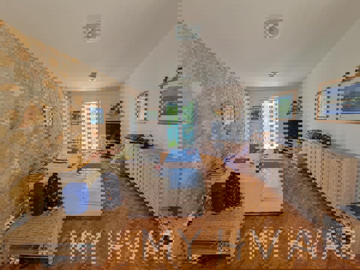 Edinstvena hiša v prvi vrsti do morja v Jelsi/Vrboski