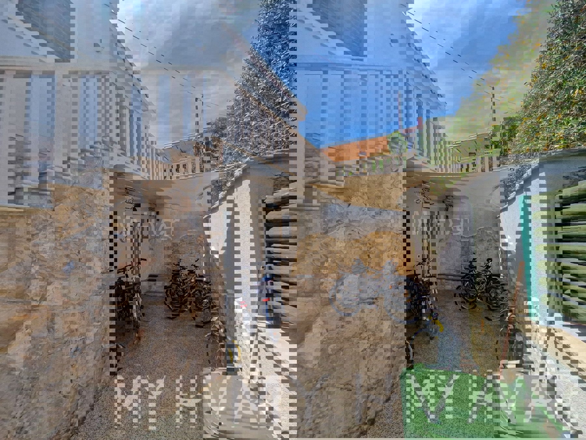 Edinstvena hiša v prvi vrsti do morja v Jelsi/Vrboski